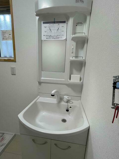洗面：コンパクトな洗面台。シャワー付きで便利です。